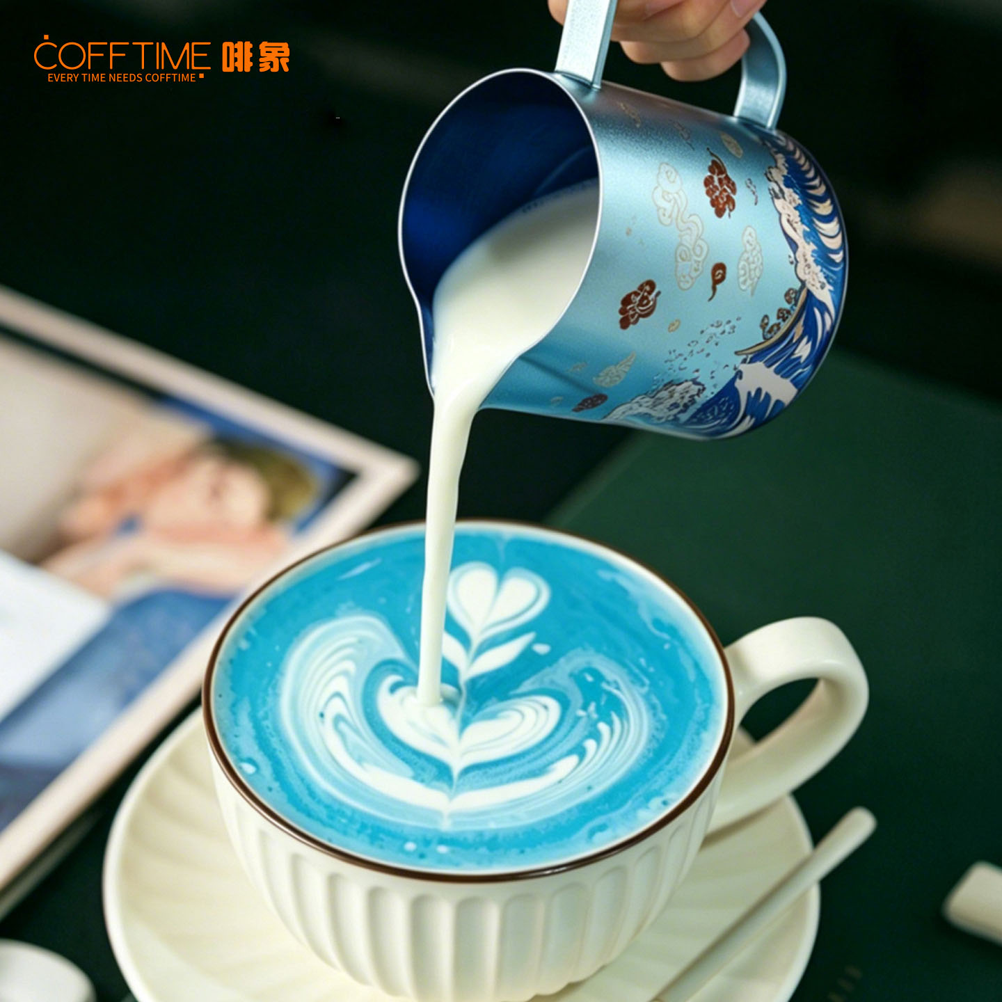 Barista Milk Jug - เหยือกตีฟองนมไทเทเนียมบริสุทธิ์ 600 มล. ลายคลื่นสีน้ำเงิน เหยือกสำหรับลาเต้อาร์ต อุปกรณ์บาริสต้ามืออาชีพ